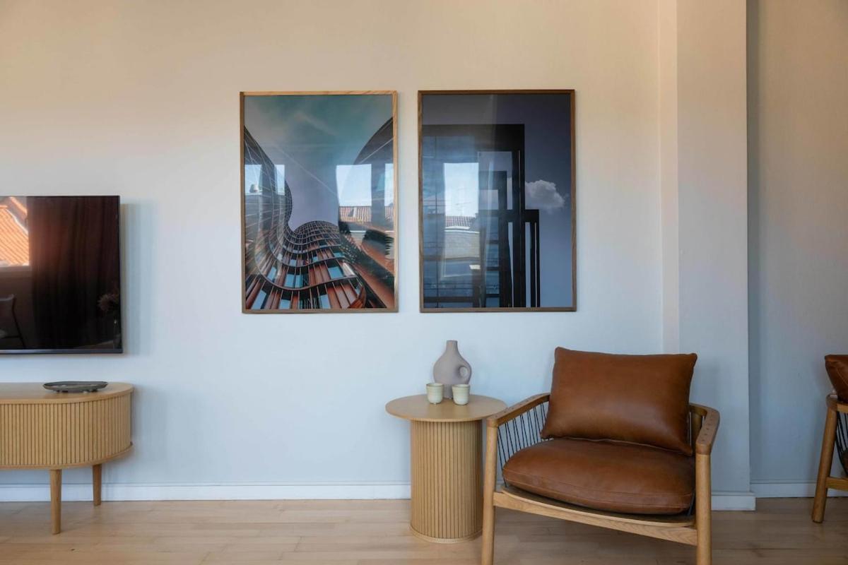 10 Person In The Heart Of * Copenhagen