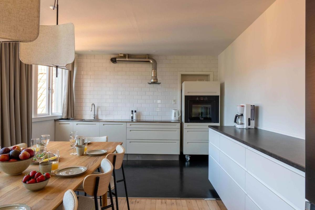 10 Person In The Heart Of Apartment