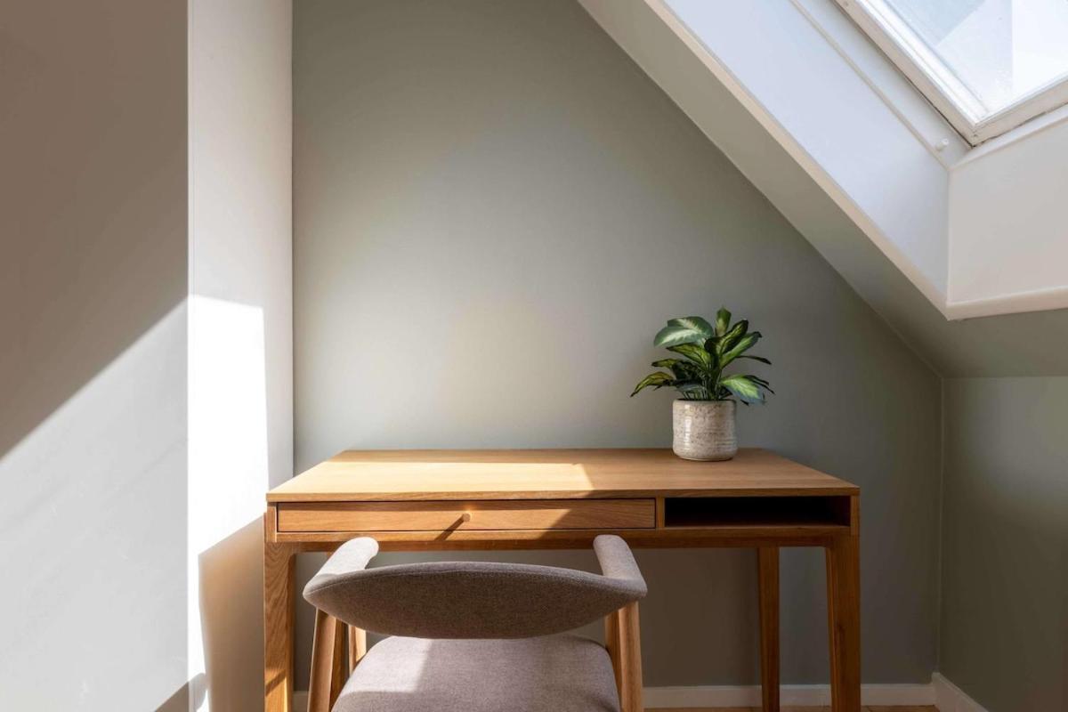 10 Person In The Heart Of Apartment