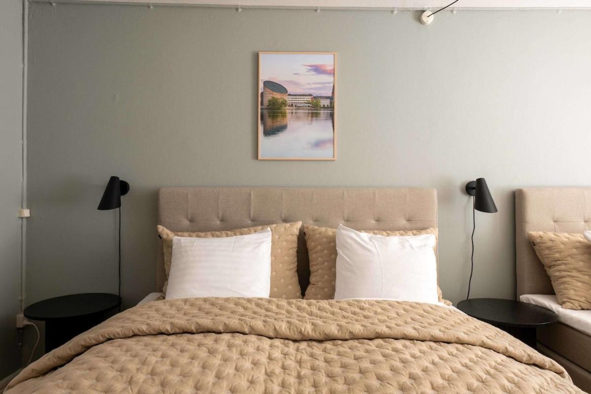 Apartment 10 Person In The Heart Of *