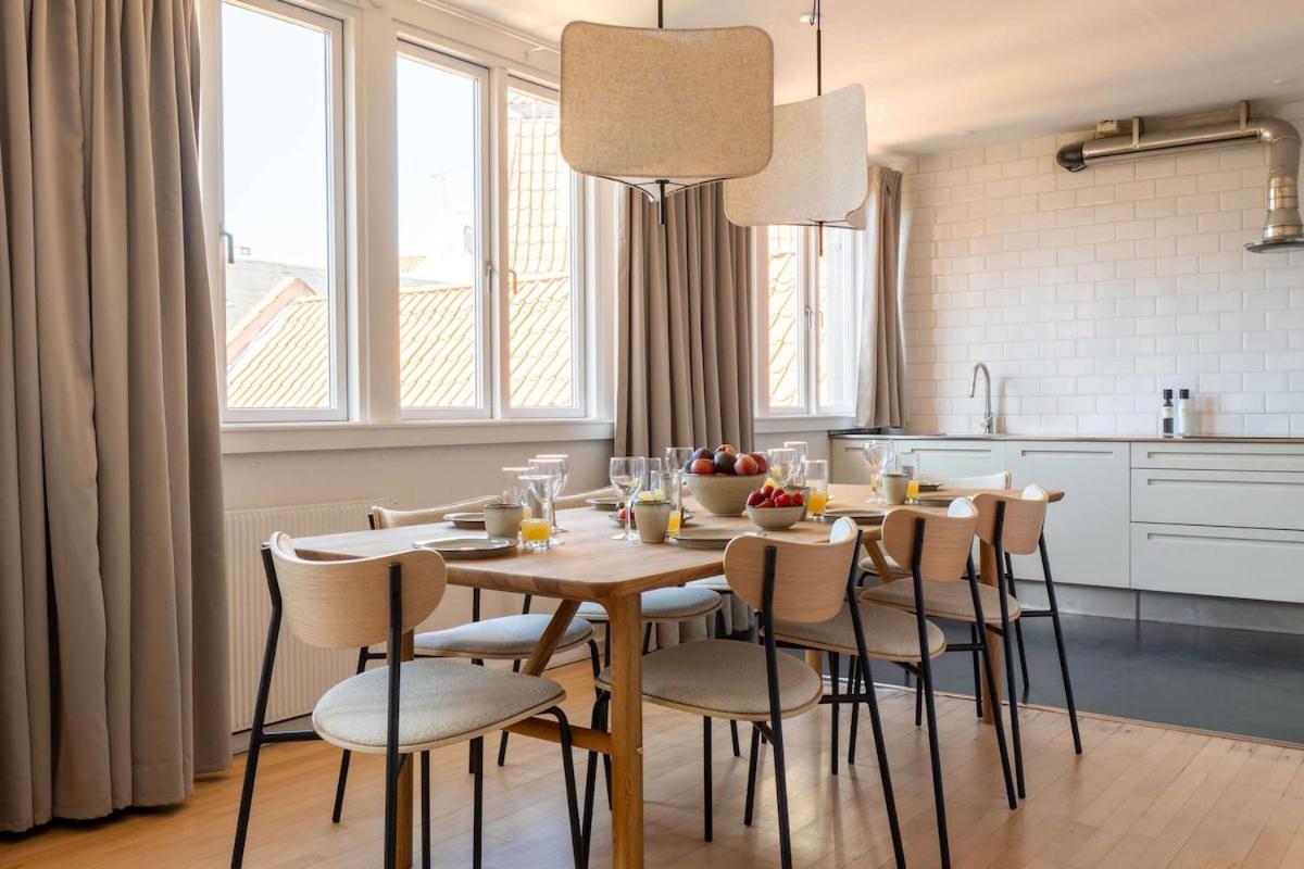 Apartment 10 Person In The Heart Of *