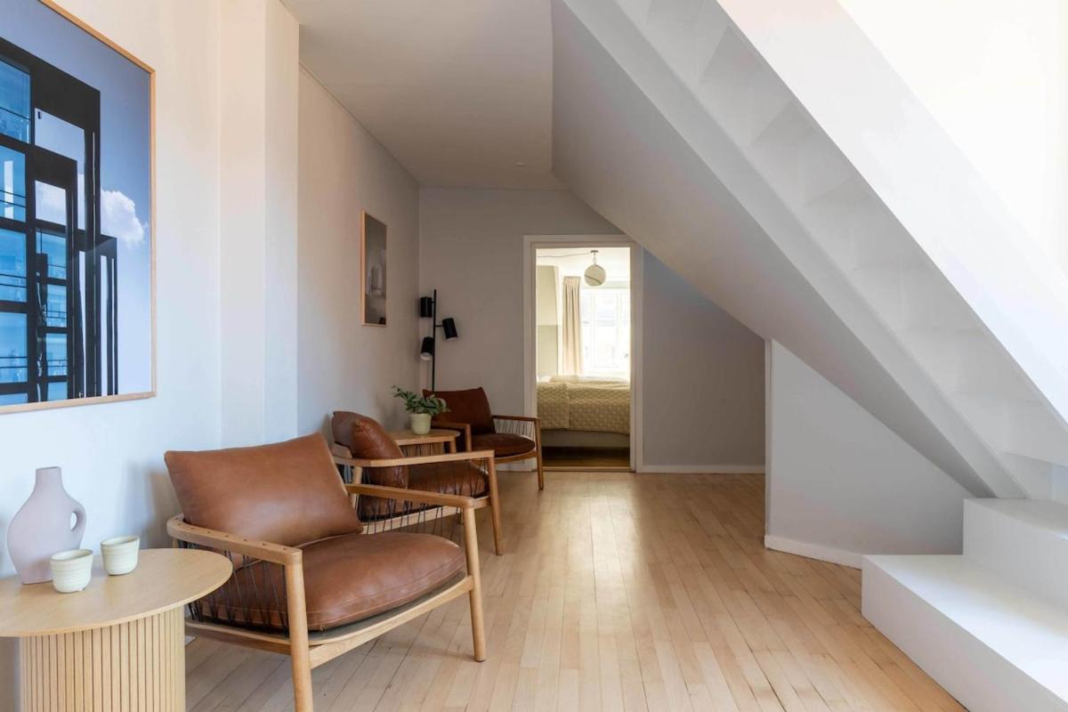 10 Person In The Heart Of Apartment
