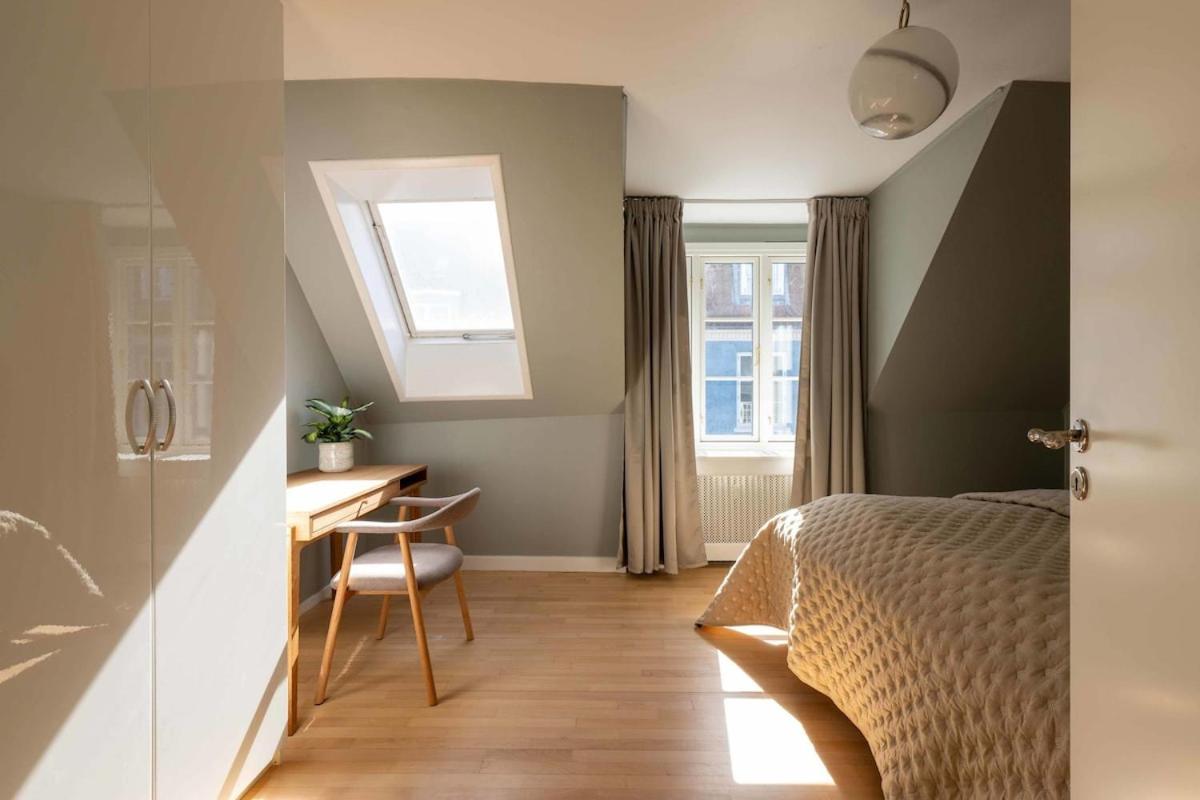 10 Person In The Heart Of Apartment *