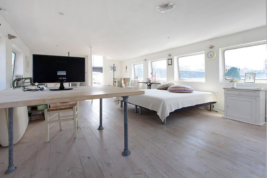 Botel Houseboat 3*