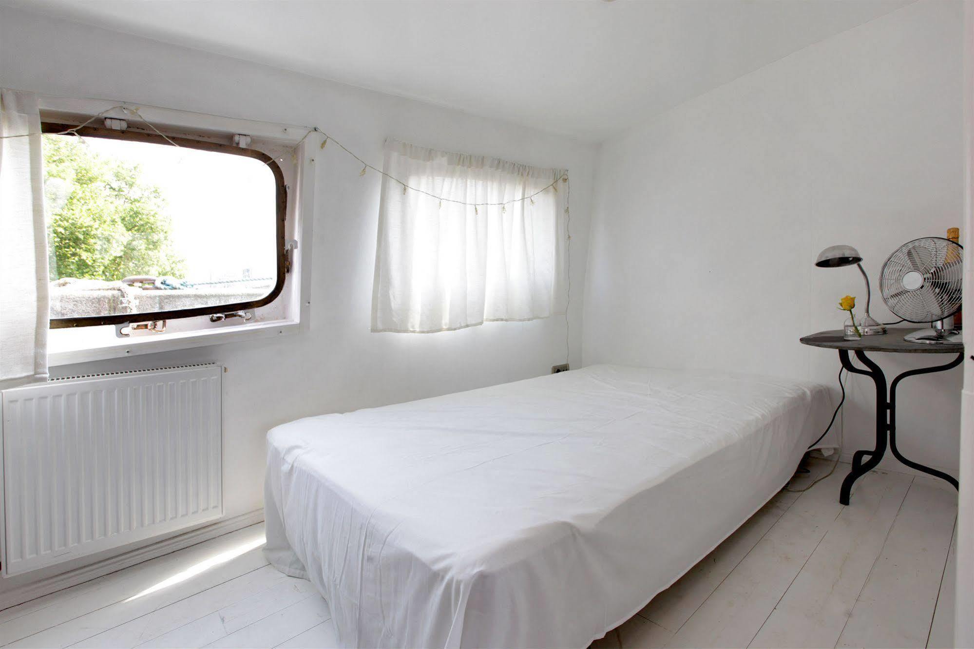 Houseboat Botel 3*