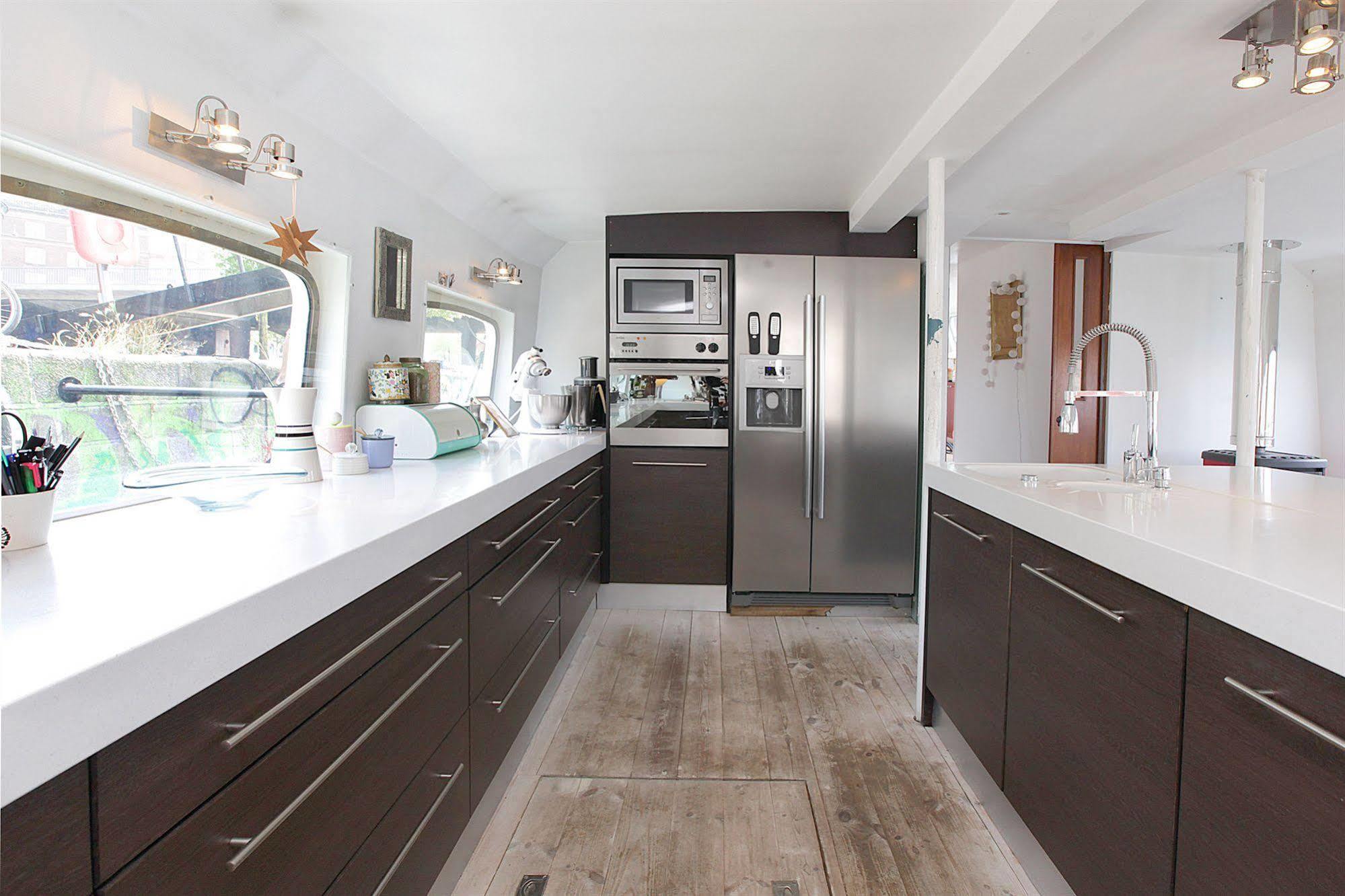 Houseboat Botel 3*