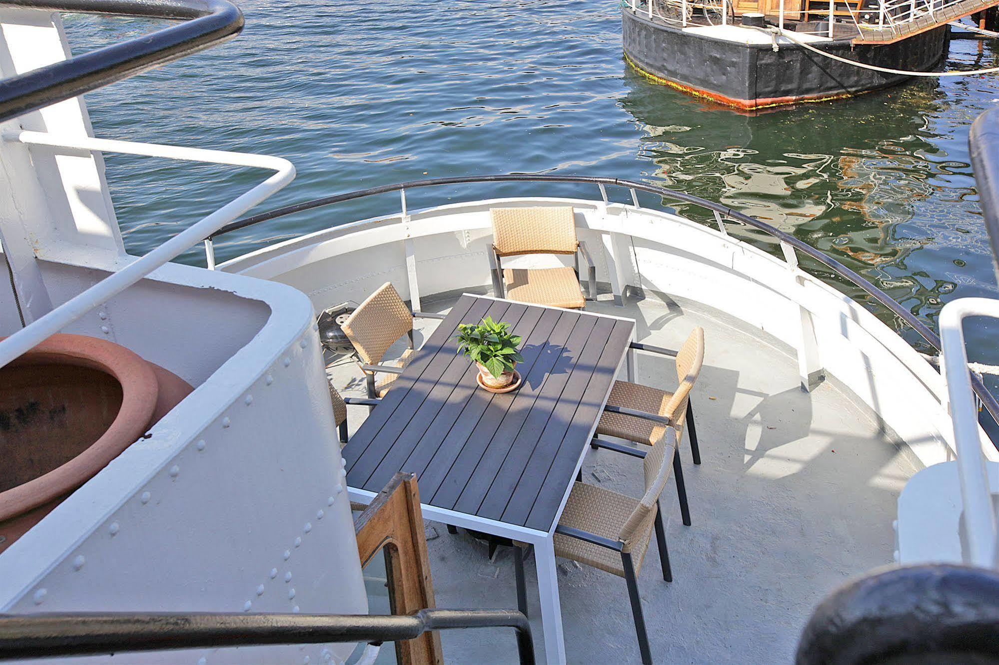 Houseboat Botel