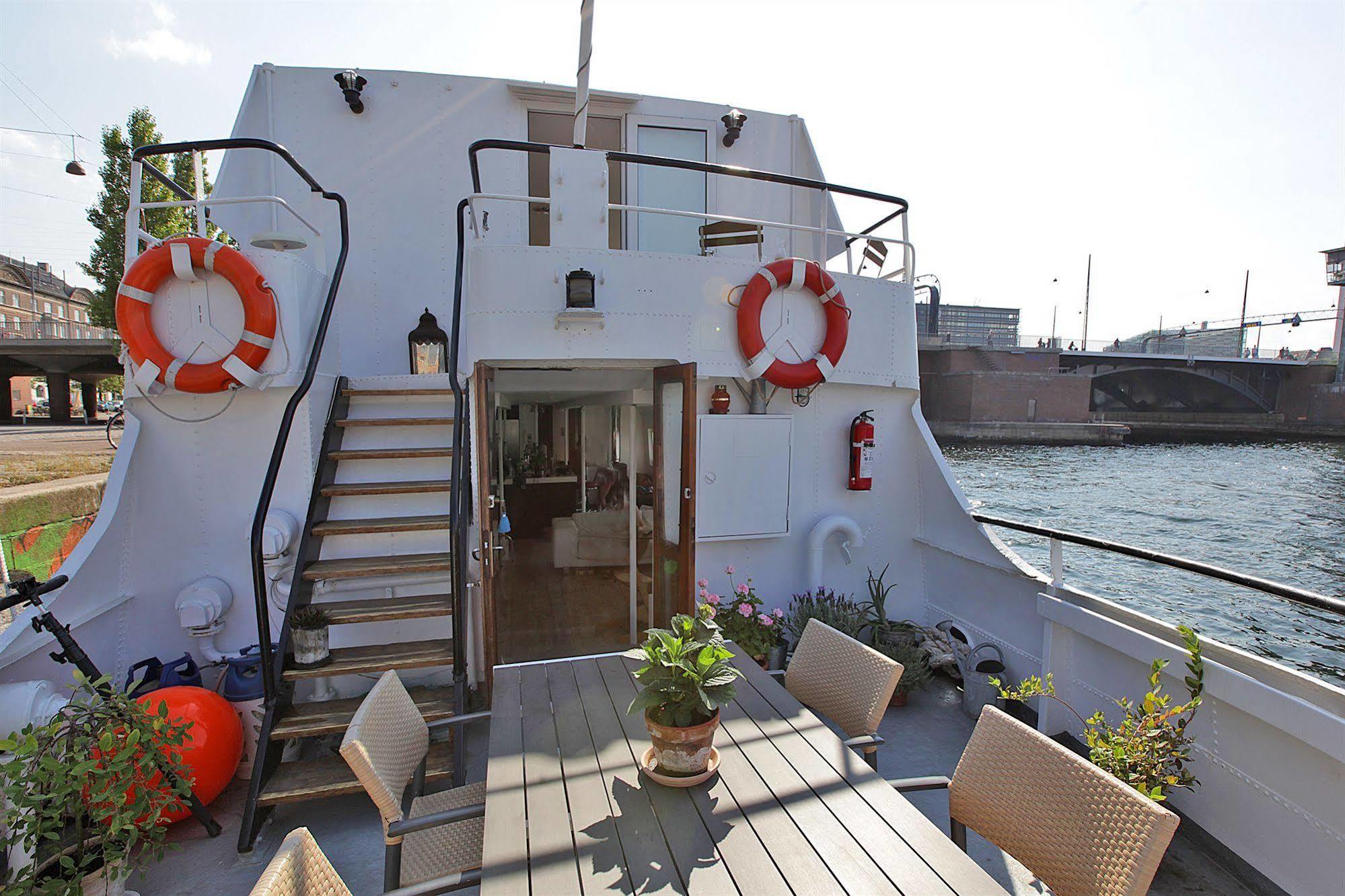 Botel Houseboat 3*