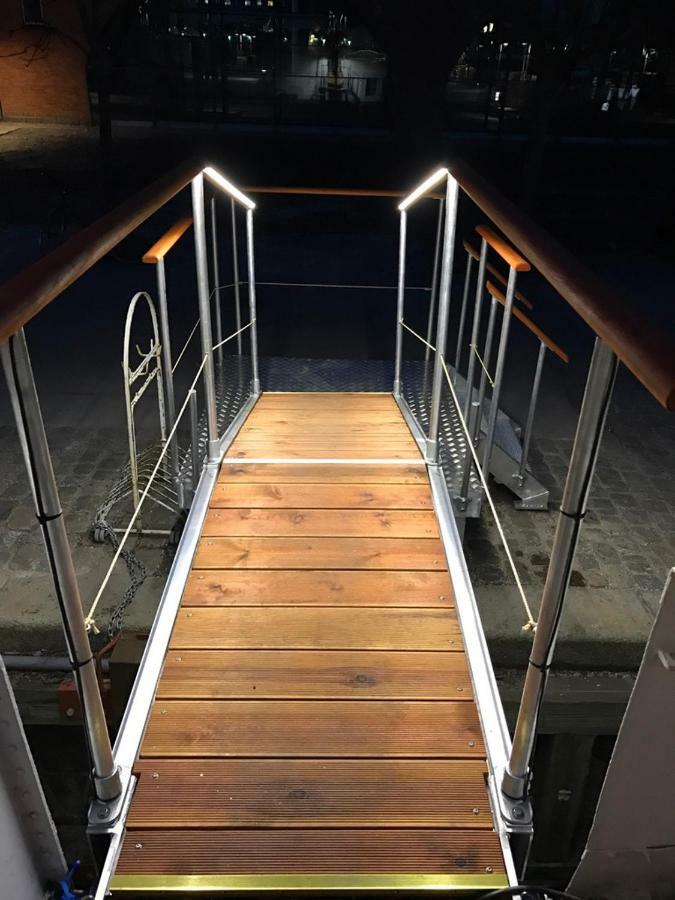 Houseboat 3*